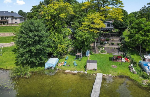 Fenton House | 31+ NIGHTS ONLY - Secret Tunnel Lakehouse - kayaks, bonfires, beach, sleeps 10