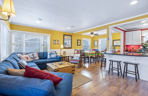 Avalon House | 315E Upper: Spacious, Remodeled, Colorful Upper Level Duplex, Quiet Street, WIFI