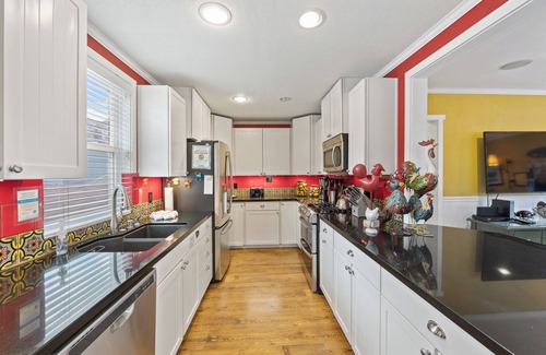 Avalon House | 315E Upper: Spacious, Remodeled, Colorful Upper Level Duplex, Quiet Street, WIFI