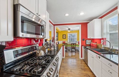 Avalon House | 315E Upper: Spacious, Remodeled, Colorful Upper Level Duplex, Quiet Street, WIFI