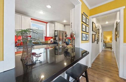 Avalon House | 315E Upper: Spacious, Remodeled, Colorful Upper Level Duplex, Quiet Street, WIFI