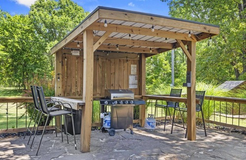 Theodosia House | 3200 sq ft Lakeside Retreat with Hot Tub & More - Getaway Ranch