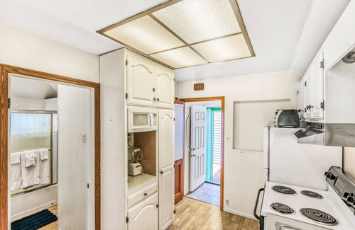 Avalon House | 322S: Charming, Cozy Beach Cottage, Front Porch, 2 Blocks to Beach, WIFI - 322 S