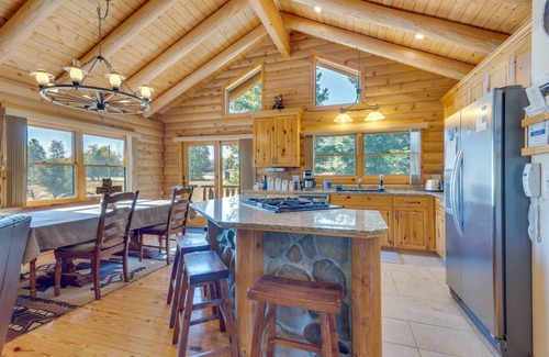 Mariposa House | 33 Mi to Yosemite NP: Custom Log Home w/Deck!