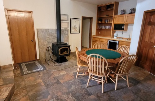 Deer Park House | 3500 Sq Ft Home 4 Suites Pool Table, Hot Tub, Bikes, EV Charger, 4th Night Free!