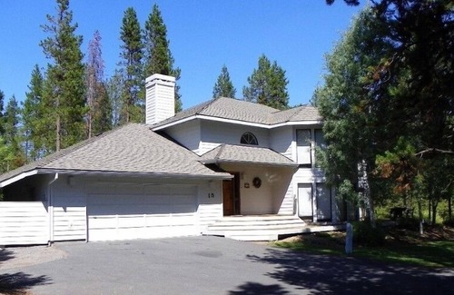 Deer Park House | 3500 Sq Ft Home 4 Suites Pool Table, Hot Tub, Bikes, EV Charger, 4th Night Free!
