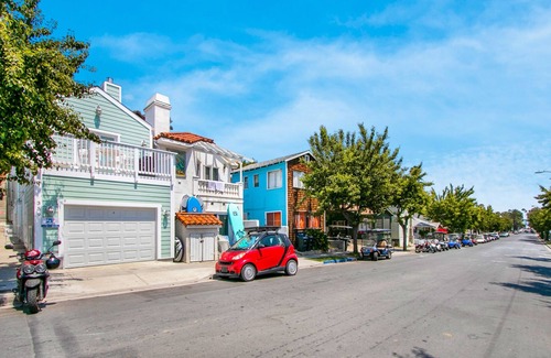Avalon House | 359SC: Cozy Triplex Unit C, 2.5 Blocks to Beach
