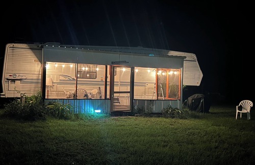 Summerfield House | 36’ Vintage Comfortable RV Screened Patio, 3 Acres 15min to Ocala & The Villages
