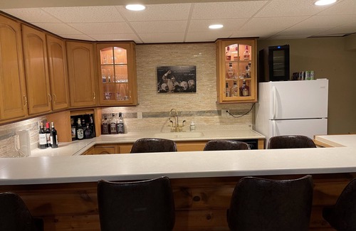 Townsend House | 37 acres, HOT TUB, ATV/snowmobile, King Beds, Executive Bar