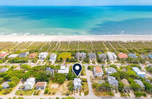 Isle of Palms House | 3800 Cameron Boulevard AvantStay Pool Ocean Views Deck