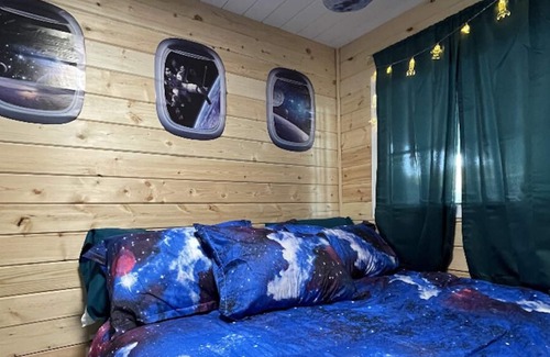 Lake Ozark Boat Rental | 39' River Queen Space Themed Houseboat