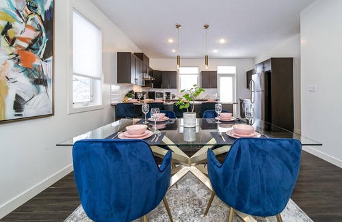 Jasper Place House | ★3B Executive Home★All King Beds✔Fireplace✔Garage