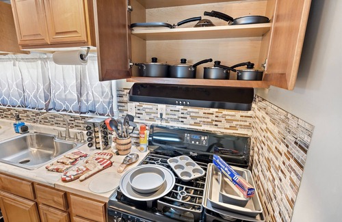 Boulder Hill House | 3bd/1.5bath entire home/Game room/Office/extended stays/FREE Wifi & Parking
