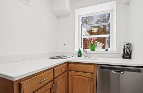 Bethesda House | 3Bd/2.5ba Townhome in Bethesda nr NIH and Metro
