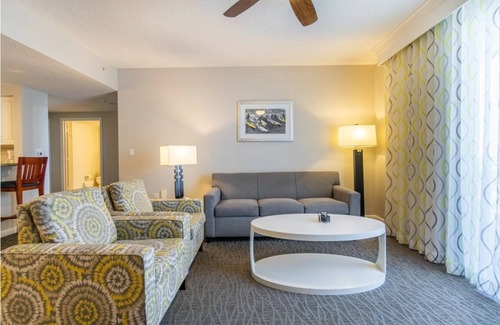 Seabreeze Historic District Resort | 3BD/Daytona - Beach, Pools, Lazy River, Bar, Slides