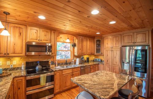 Todd House | 3Bd Log Cabin with Views, Hot Tub, Gas Fireplace, Game Room