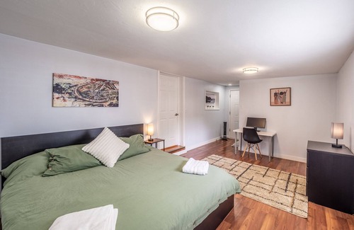 Britannia Beach House | 3BD Mountain Cottage Parking Fireplace BBQ