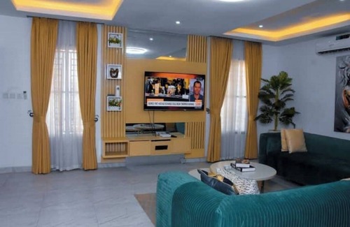 Ajah House | 3bed/24/7power/wi-fi/gym/close2Charterhouseschool