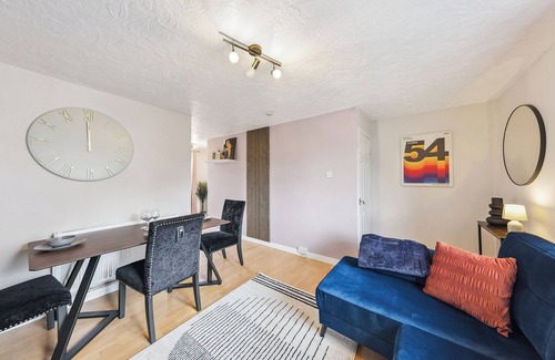 Basildon House | 3Bed Gem, Sleep 7, with a TV in Every Room, Garden, Free Parking and Netflix