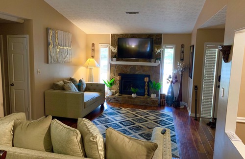 Fayetteville House | 3Bedroom 2 Bath Home. Close to Trilith Studio's Airport… shopping mall.