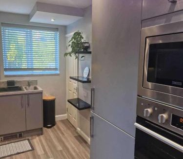 Broadheath House | 3Bedroom-Sleeps5-WiFi-SingleCarParking