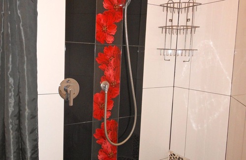 Vienna Apartment | 3bedrooms, 8 - 10 pax, Air-Conditioning, Cable TV, Wifi, 10 min to City Centre