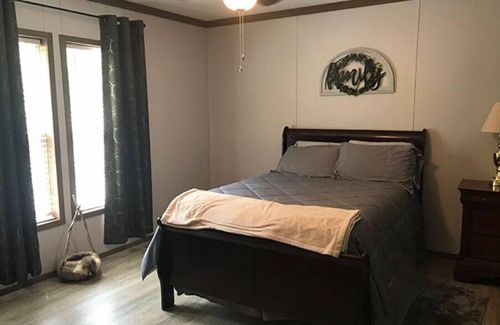 Lejunior Cabin | 3BR, 2 Bath house with full kitchen, living room, and hot tub.