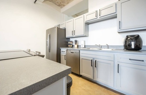 Crossroads Arts District Apartment | 3BR/2BA Iconic Lux Loft With Gym