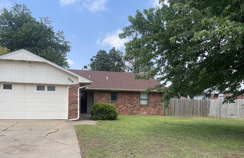 Stillwater House | 3br 2bath with patio hot tub and outdoor TV 2 miles from OSU