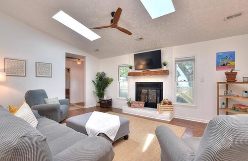 Yaupon Beach House | 3BR/3BA Home - WALK TO BEACH/FOOD/SHOPS, Dog Friendly, Sleeps 8