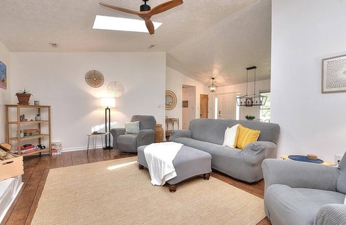 Yaupon Beach House | 3BR/3BA Home - WALK TO BEACH/FOOD/SHOPS, Dog Friendly, Sleeps 8