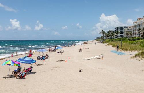 Lake Worth House | 3BR Beach Getaway with Pool, Bikes & BBQ