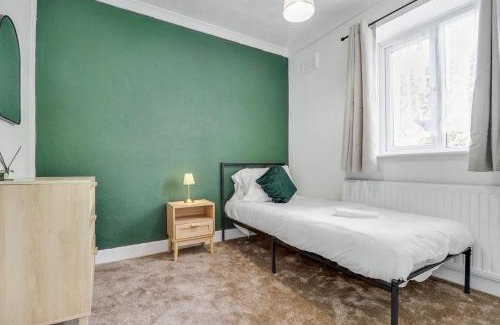 Hainault House | 3BR Escape - Work&Relax - Free Parking