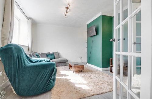Hainault House | 3BR Escape - Work&Relax - Free Parking
