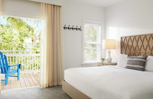 Key West Hotel | 3BR Family-Friendly Unit in Key West, Onsite Parking, Poolside Bar!