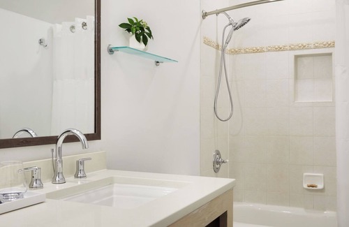 Key West Hotel | 3BR Family-Friendly Unit in Key West, Onsite Parking, Poolside Bar!