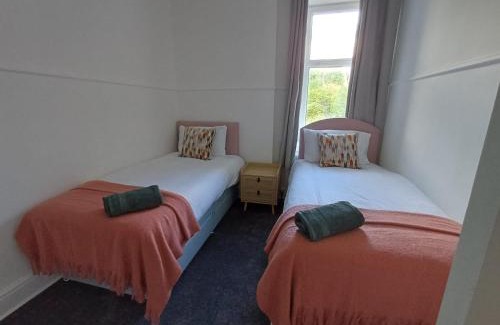 North West Apartment | 3BR Flat Near Maryhill Park and West End with Parking