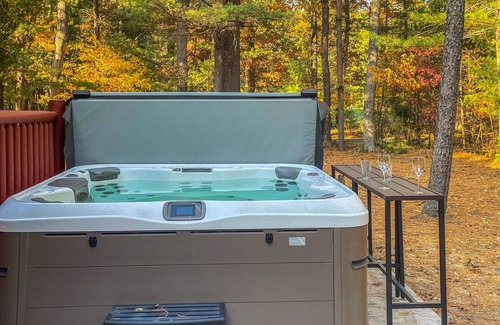 Dellwood Cabin | 3BR Golf Course-Front Cabin with Hot Tub, Game Room and Pool/Lake Access