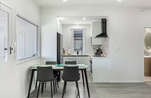 Mount Albert House | 3BR Home w Ample Parking 10 Min to Auckland CBD