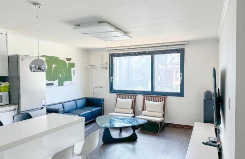 Daehangno Apartment | 3BR Jong-RO Family House, 4Beds, 6 people