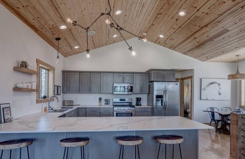 Lead Ski Chalet | 3BR Kussy Chalet at Terry Peak with Hot Tub!