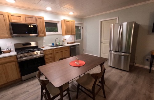 South Rutland Cabin | 3BR Lacona Cabin: AC, Trails Access, Family + Pet-Friendly