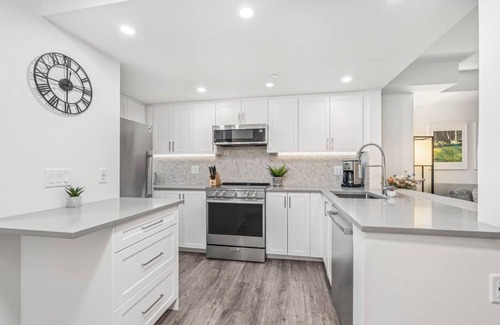 Village North House | 3BR | Lagoons | King Bed | Private Hot Tub | Private Balcony | Village Location | Parking