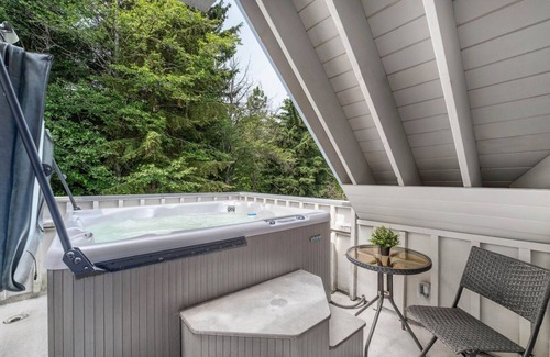 Village North House | 3BR | Lagoons | King Bed | Private Hot Tub | Private Balcony | Village Location | Parking