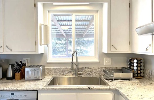 Monument House | 3BR Mountain Views! Family/Pet Friendly + Pool Table - 15 min to AFA