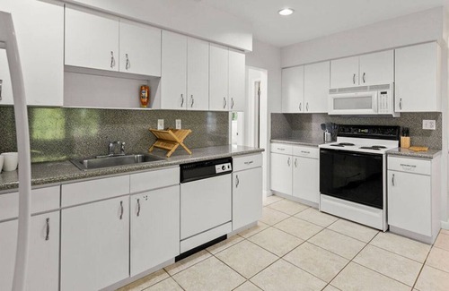 Coral Terrace House | 3br Oasis near Coral Gable