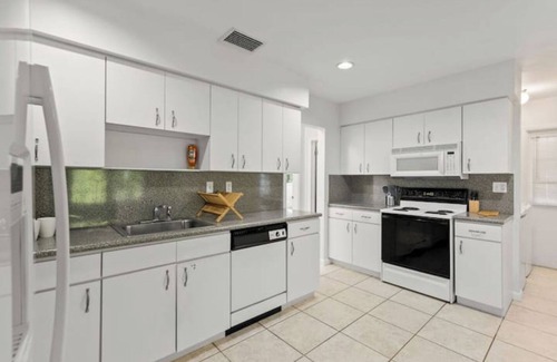 Coral Terrace House | 3br Oasis near Coral Gable