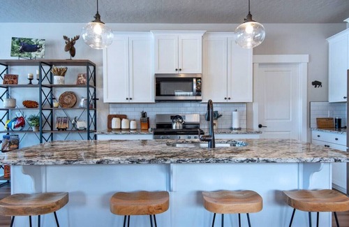 Victor House | 3BR Rellerstone Bunkhouse w/AC Fall Special - buy 5 nights, get 2 free Sept. - Nov