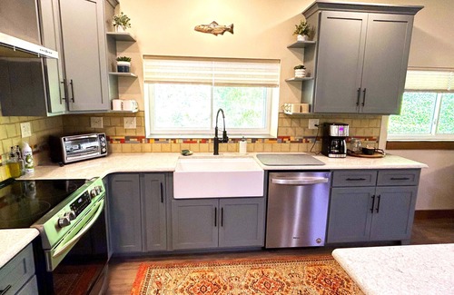 Bedford House | 3BR remodeled ranch style home close downtown. Quiet and peaceful