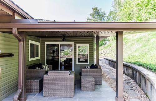 Bedford House | 3BR remodeled ranch style home close downtown. Quiet and peaceful